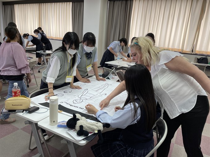 看護英語キャンプで外国人講師と学ぶ様子