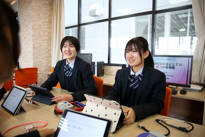 グループで取り組む探究学習の様子