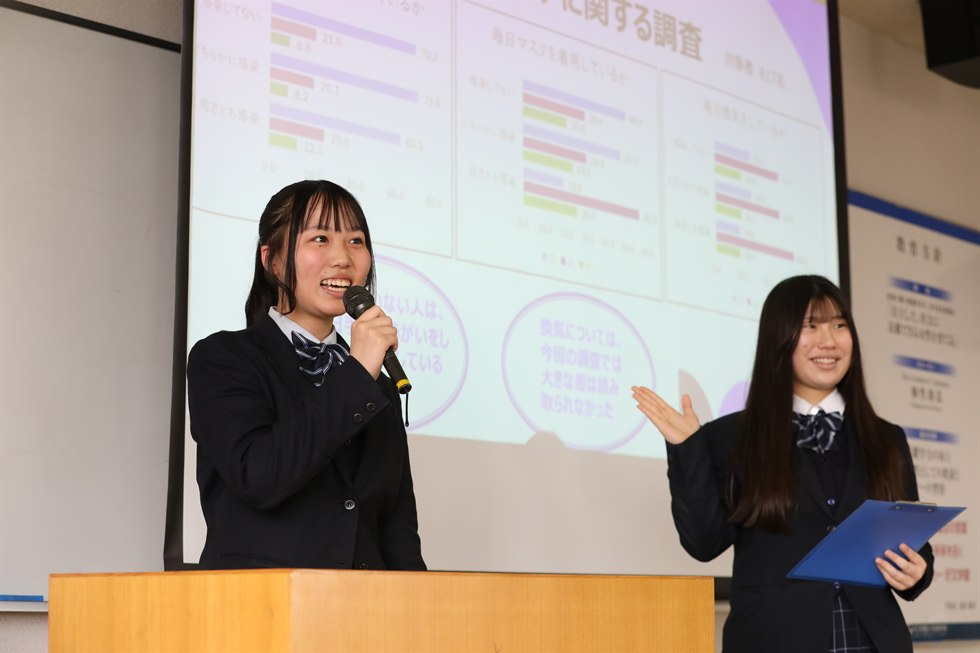探究学習の発表活動で調査結果を報告する生徒