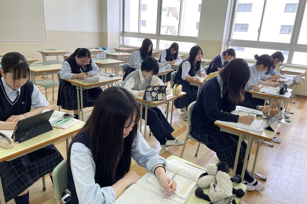 志望校に合わせた受験対策に取り組む生徒