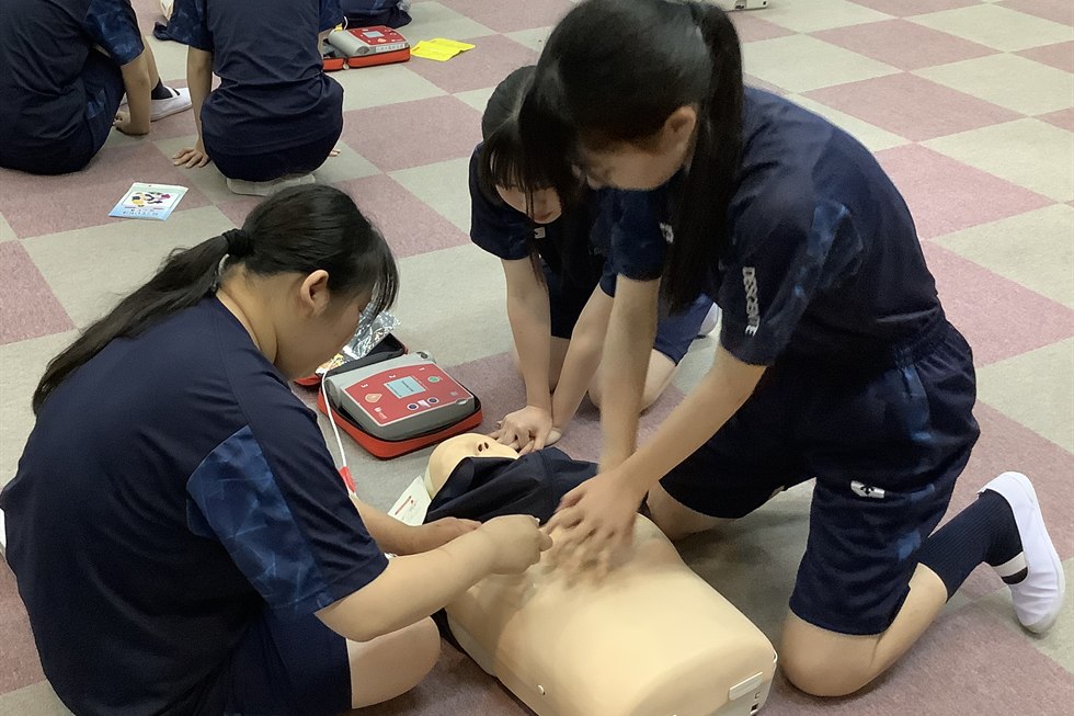 救命講習で心肺蘇生とAEDの手順を学ぶ生徒