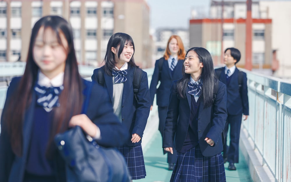 登校する生徒たち